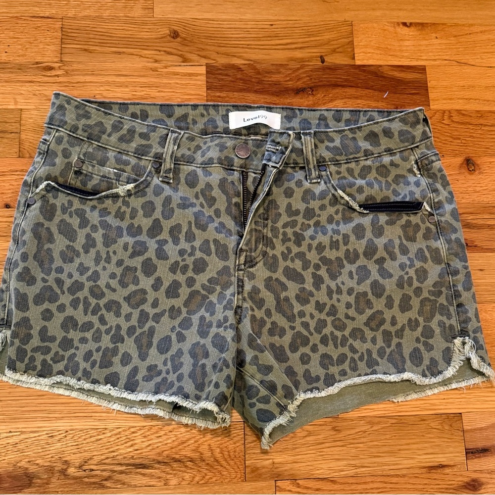Level 99 Women's green Leopard Denim Raw Hem Shorts size 29 like new